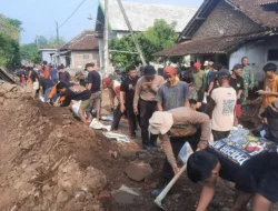 Bhabinkamtibmas dan Warga Kerja Bakti Perbaiki Tanggul Jebol Pasca-Banjir di Kediri