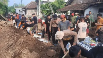 Bhabinkamtibmas dan Warga Kerja Bakti Perbaiki Tanggul Jebol Pasca-Banjir di Kediri