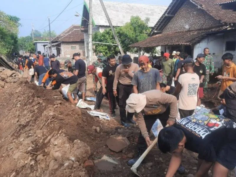 Bhabinkamtibmas Bakalan Turun Tangan Perbaiki Tanggul Jebol Pasca-Banjir di Kediri