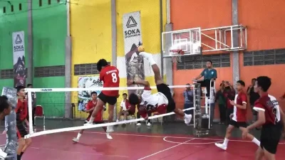 Tim sepak Takraw Kota Blitar beraksi melakukan tendangan salto saat bermain melawan kab Sumenep. Dan kota Blitar memperoleh emas di POPDA XIV Bangkalan. (Ghufron)