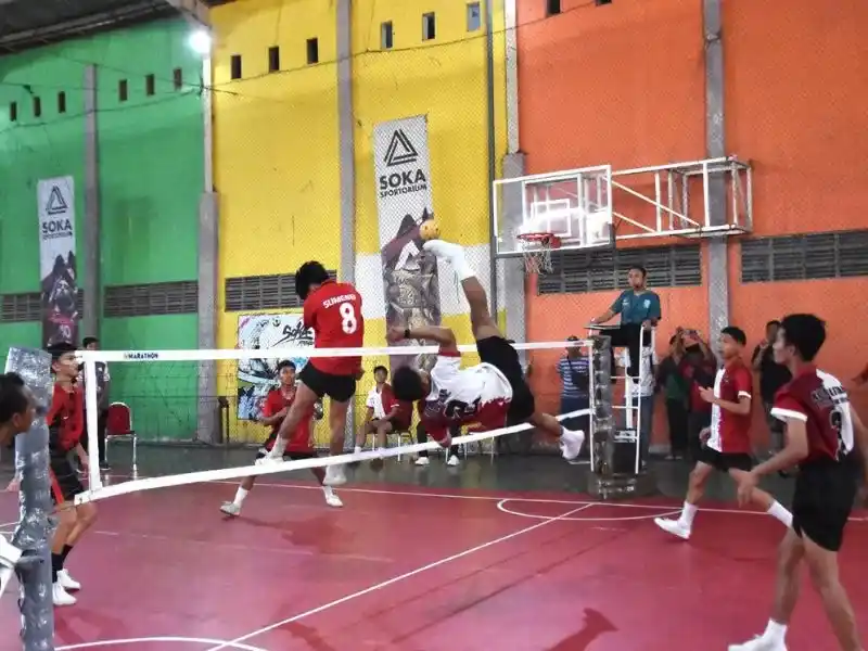 Tim sepak Takraw Kota Blitar beraksi melakukan tendangan salto saat bermain melawan kab Sumenep. Dan kota Blitar memperoleh emas di POPDA XIV Bangkalan. (Ghufron)