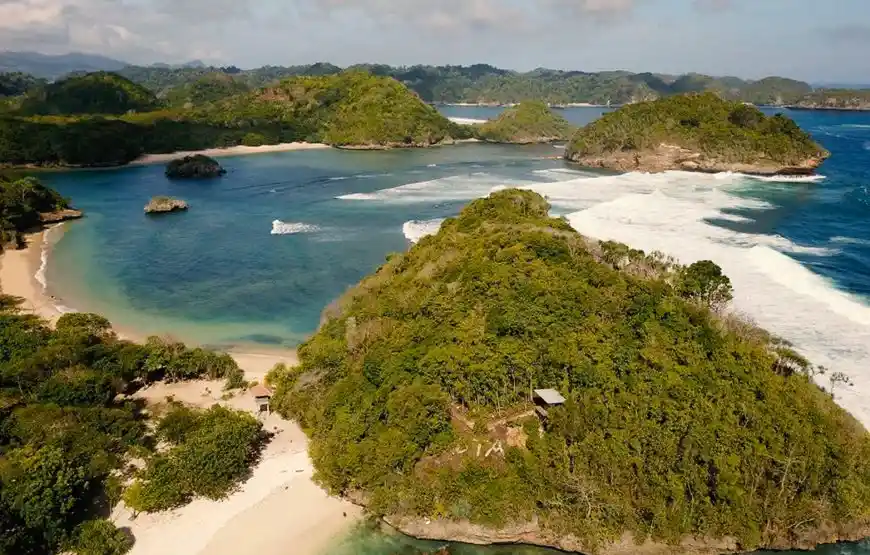 Segera kunjungi Pantai Teluk Asmara dan temukan keindahan alamnya!