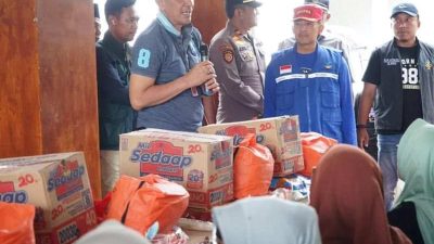 Pj Bupati Bangkalan menyalurkan bantuan kepada masyarakat terdampak angin puting beliung di Kwanyar dan Modung.