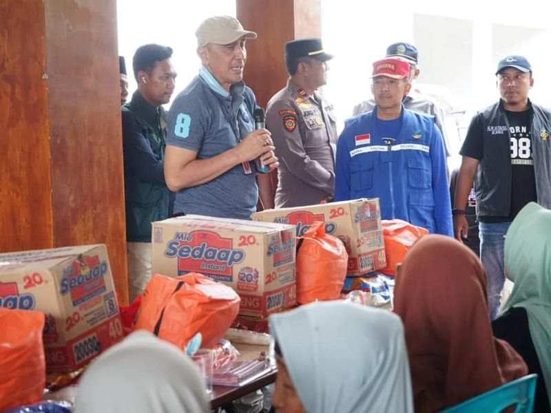 Pj Bupati Bangkalan menyalurkan bantuan kepada masyarakat terdampak angin puting beliung di Kwanyar dan Modung.