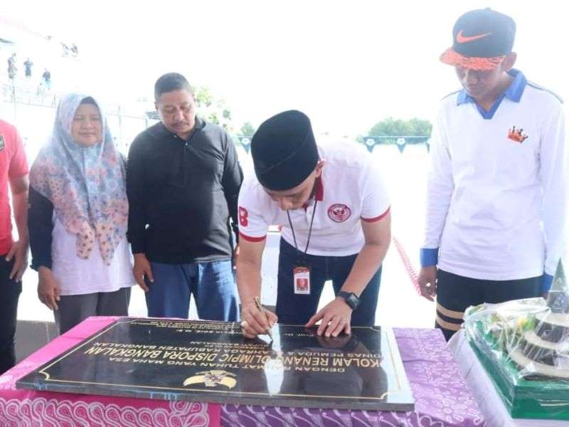 Pj Bupati Bangkalan, Arief M. Edie meresmikan kolam renang Olympic milik Dispora berstandar nasional di TRK untuk POPDA XIV Jawa Timur.