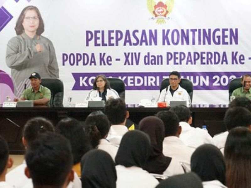 Pj Wali Kota Kediri, melepaskan para atlet Kota Kediri yang akan berpartisipasi dalam POPDA XIV dan Peparpeda II Provinsi Jawa Timur 2024.