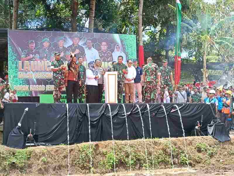 Plt Bupati Gresik, mendampingi Kasad Jenderal TNI Maruli Simanjuntak dalam peluncuran program pipanisasi TNI AD Manunggal Air di Bawean.