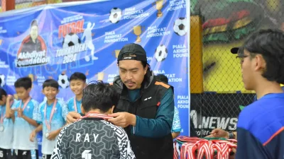 Penganugerahan medali kepada Rayhan, peraih penghargaan Keeper Terbaik dari MIN 1 Kota Malang. (dok.istimewa)