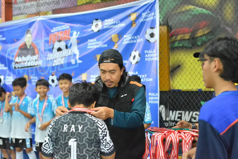 Penganugerahan medali kepada Rayhan, peraih penghargaan Keeper Terbaik dari MIN 1 Kota Malang. (dok.istimewa)