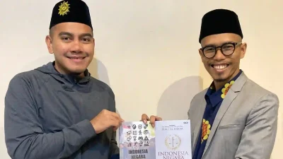 Wakil Ketua PCIM Saudi, Zaki Asykarullah, menerima hadiah buku dari Wakil Ketua LHKP PDM Surabaya, H.M.I. el Hakim, S.H., M.H. dalam agenda Baitul Arqom PCIM Saudi di Madinah.