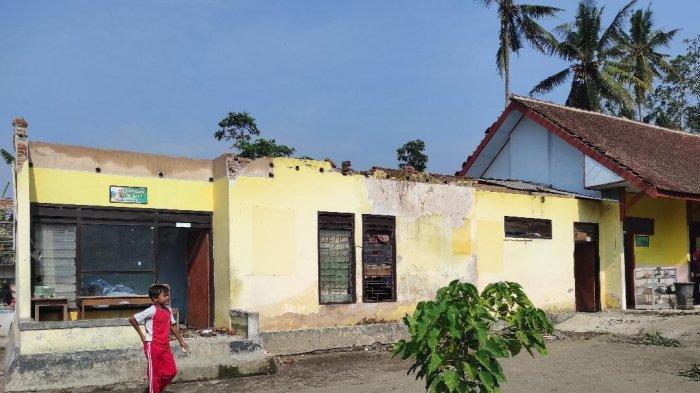 Atap Sekolah di Blitar Terbang