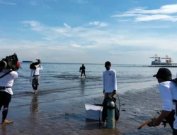 Diskan Gelar Underwater Clean Up di Pantai Bohay Paiton