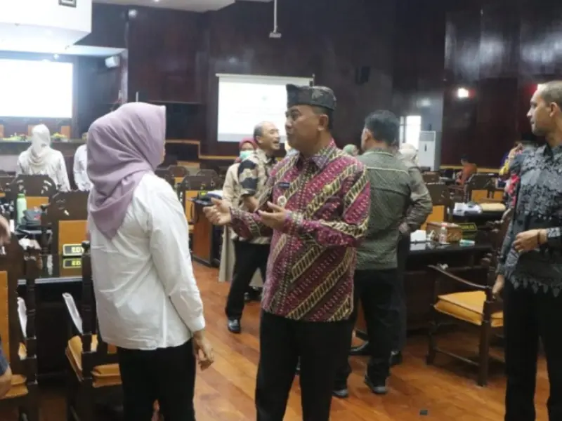 Pj Bupati Probolinggo jawab PU fraksi DPRD soal dua Raperda tentang pengarusutamaan gender (28/11/2024). Sumber : Istimewa.