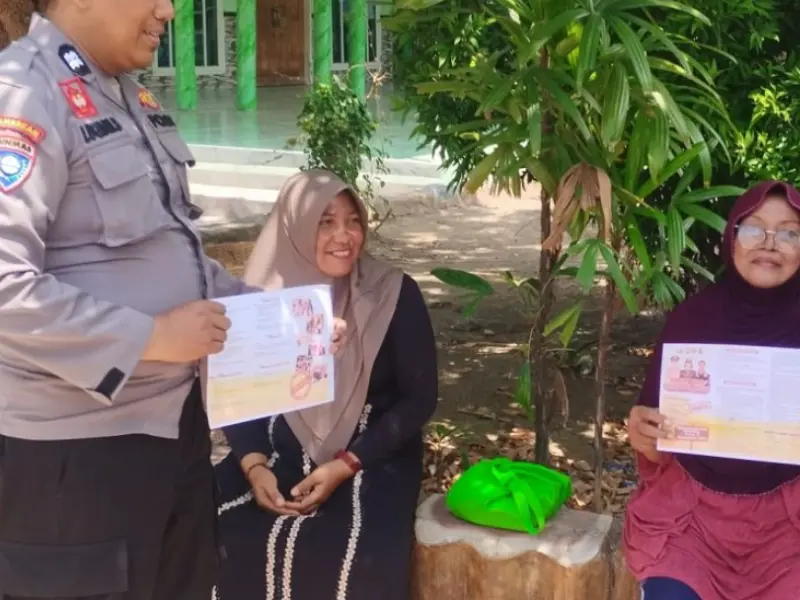 Kanit Binmas Polsek Kapongan sosialisasikan penerimaan Polri 2025 di Dusun Rampet, Desa Gebangan. Sumber : Istimewa.