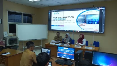 Dinas Komunikasi dan Informatika (Diskominfo), memperkuat peran statistisi dalam penyelenggaraan statistik sektoral. Kegiatan yang digelar di Kantor Diskominfo Jatim ini dibuka oleh Kepala Dinas Kominfo Jatim, Sherlita Ratna Dewi Agustin, dan para praktisi statistik dari berbagai sektor, Selasa (12/11/2024).