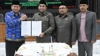 Pjs Bupati Situbondo dan DPRD sepakat menetapkan 25 Propemperda untuk tahun 2025 (18/11/2024). Sumber : Istimewa.