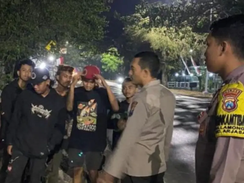 Polres Situbondo tingkatkan patroli malam untuk cegah kriminalitas dan jaga keamanan jelang Pilkada serentak 2024. Sumber : Istimewa.