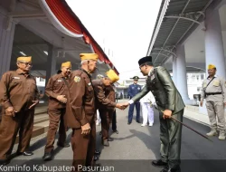 Pj Bupati Pasuruan Kenakan Busana Ala Soekarno Saat Hari Pahlawan, Tegaskan Inspirasi dari Sang Proklamator