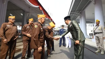 Pj Bupati Pasuruan Kenakan Busana Ala Soekarno Saat Hari Pahlawan, Tegaskan Inspirasi dari Sang Proklamator