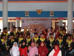 25 Siswa Sekolah Lansia Desa Kalisalam Diwisuda, Inspirasi di Usia Senja