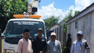 Dishub Perbaiki Lampu PJU Mati di Desa Pohsangit Leres. Sumber : Istimewa.