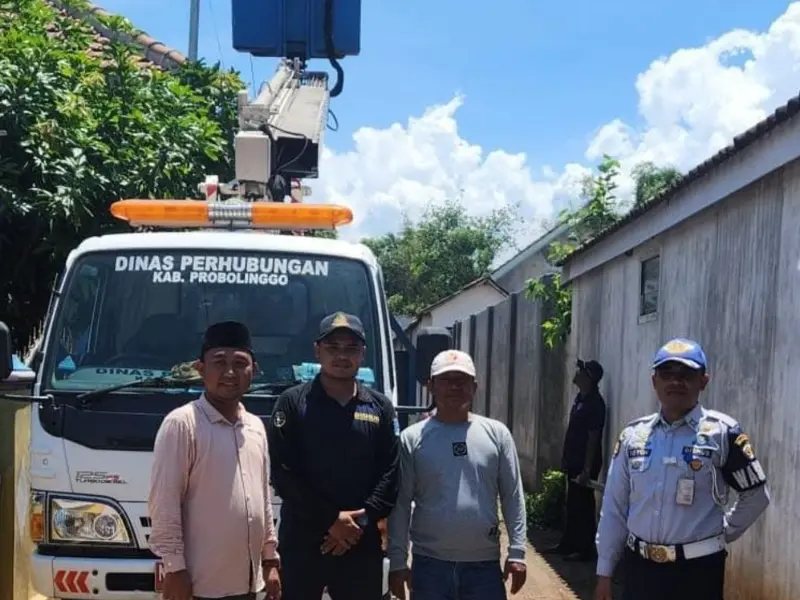 Dishub Perbaiki Lampu PJU Mati di Desa Pohsangit Leres. Sumber : Istimewa.