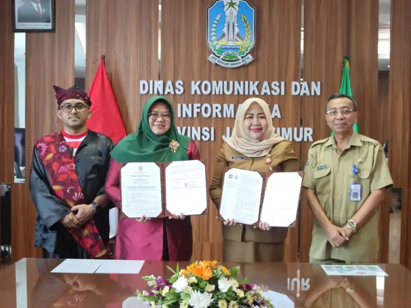 Kadis Kominfo Prov Jatim, Sherlita Ratna Dewi Agustin (kiri) bersama Kepala DP3AK Provinsi Jatim, Tri Wahyu Liswati (kanan) saat penandatanganan kerja sama di Kantor Diskominfo Jatim, Senin (11/11/2024). Foto : Yanu / JNR