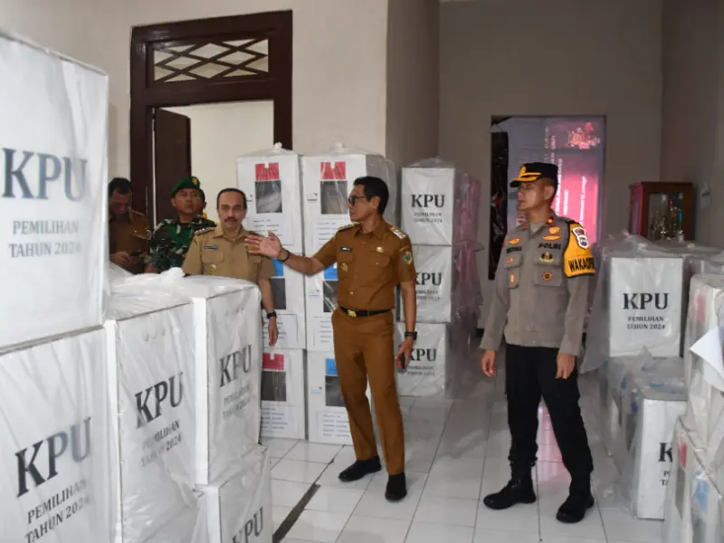 Pj Bupati Tulungagung monitoring kesiapan Pilkada di Kedungwaru dan Ngantru (24/11/2024). Sumber : Istimewa.