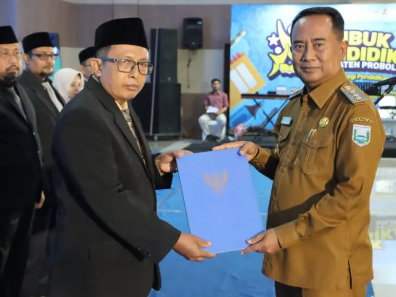 Pj Bupati Probolinggo, Ugas Irwanto, kukuhkan Dewan Pendidikan 2024-2029 (25/11/2024). Sumber : Istimewa.