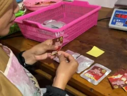 Proses Packing Sambal Sachet Shamila. Sumber : Istimewa.