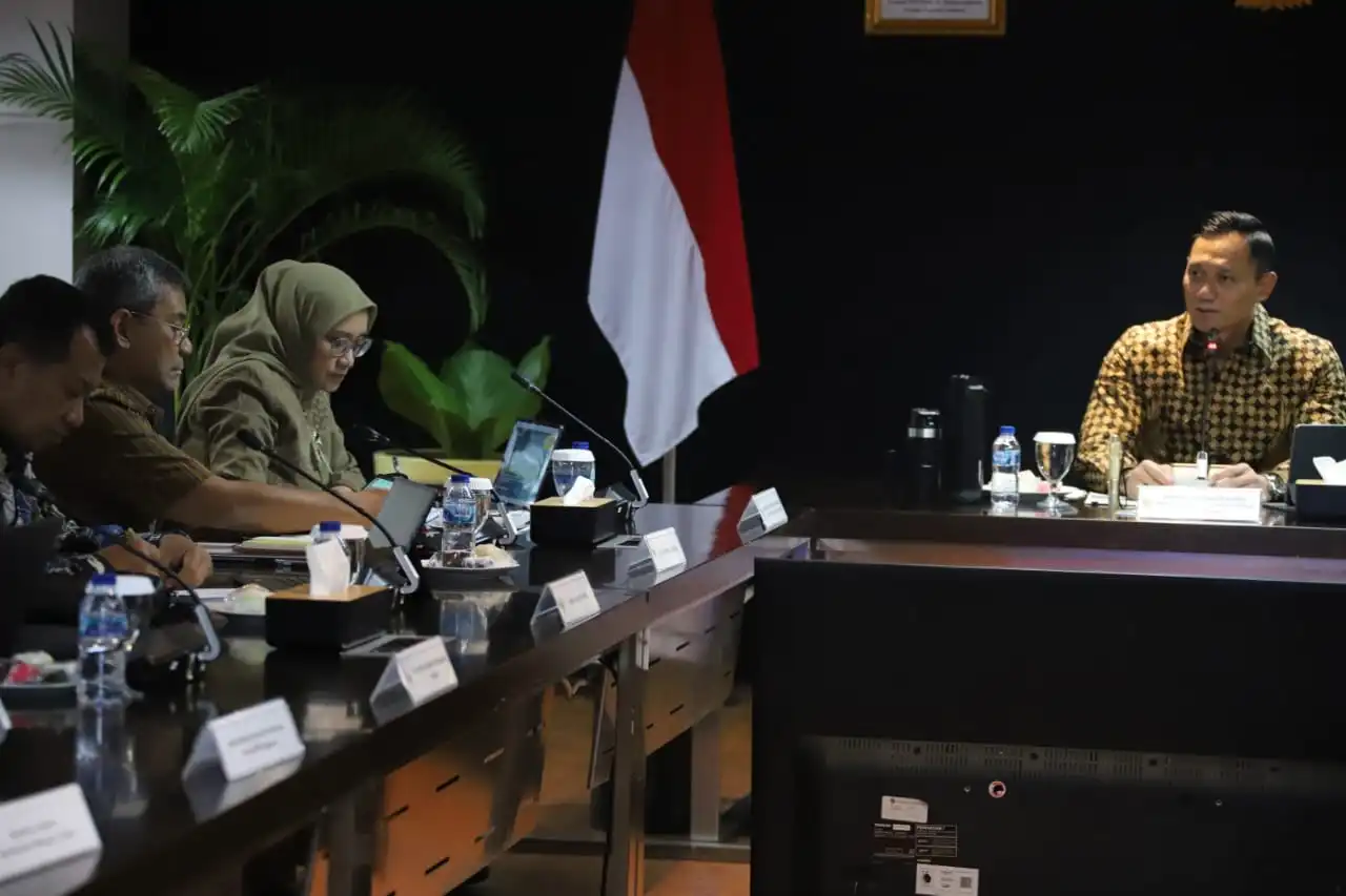 Menteri PANRB Rini Widyantini saat mengikuti Rakor Penataan Organisasi dan Tata Kerja Kementerian PU dan Kementerian PKP yang dipimpin oleh Menko Bidang Infrastruktur dan Pembangunan Kewilayahan Agus Harimurti Yudhoyono (AHY) di Jakarta, Jumat (15/11).