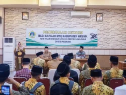 Wakil Bupati Gresik Serahkan Penghargaan kepada Kafilah Berprestasi di MTQ Jatim