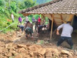 Longsor Terjang Rumah Warga Trenggalek, TNI-Polri Turun Tangan Bersihkan Sisa Bencana