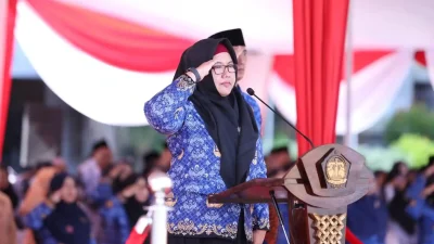 Pemkab Gresik Gelar Upacara Gabungan, Bu Min: Guru Sebagai Aktor Pendidikan Harus Mendapatkan Perhatian Serius