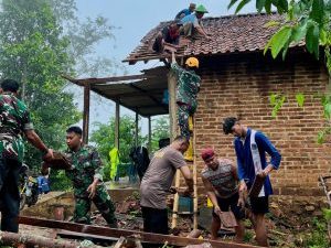 Polres Pacitan Bersama TNI dan BPBD Tangani Dampak Bencana Alam di Kabupaten Pacitan.