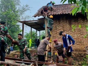 Polres Pacitan Bersama TNI dan BPBD Tangani Dampak Bencana Alam di Kabupaten Pacitan.