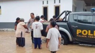 Gercep Polisi Tangani Banjir di Jember