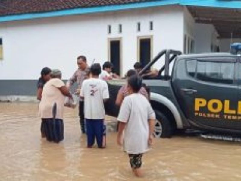 Gercep Polisi Tangani Banjir di Jember