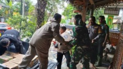 Polres Ponorogo bersama TNI dan BPBD Dirikan Dapur Umum untuk Warga Terdampak Banjir di Ponorogo