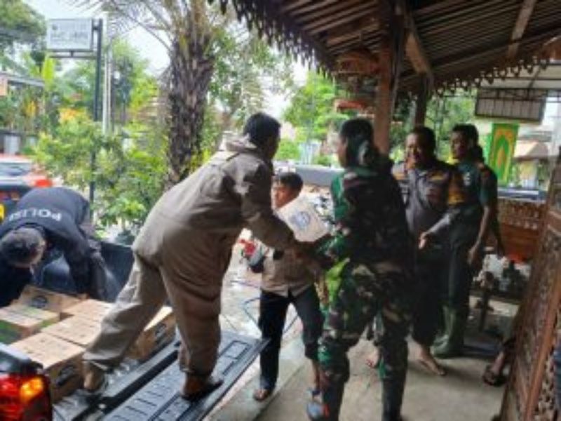 Polres Ponorogo bersama TNI dan BPBD Dirikan Dapur Umum untuk Warga Terdampak Banjir di Ponorogo