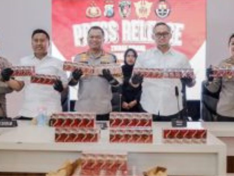 Polrestabes Surabaya gagalkan pengiriman rokok ilegal senilai Rp 2,1 miliar yang disembunyikan di balik ikan.