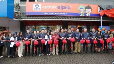 Pemotongan pita pada Grand Launch Apotek Alpro pada Sabtu, 7 Desember 2024.