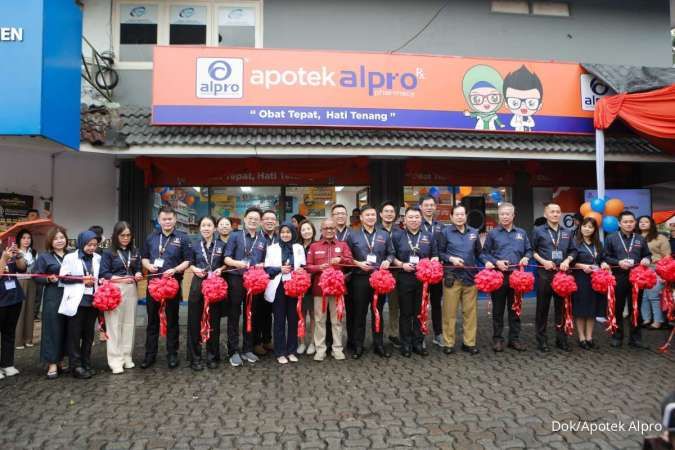 Pemotongan pita pada Grand Launch Apotek Alpro pada Sabtu, 7 Desember 2024.