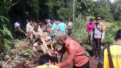 Gercep Polisi bersama TNI dan BPBD Tangani Dampak Banjir dan Tanah Longsor di Bondowoso