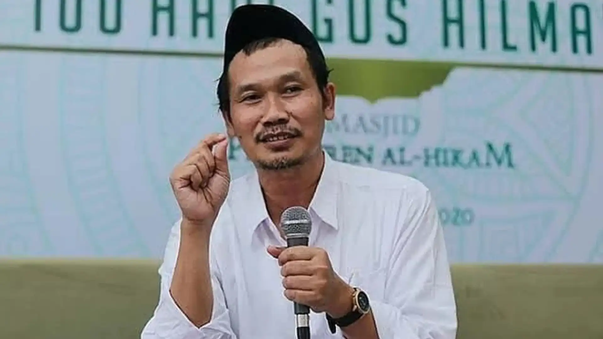 Cari tahu informasi terbaru tentang biaya mengundang Habib Ahmad Al Haddar 2025, termasuk tarif untuk acara di Jakarta, Surabaya, dan pengajian lainnya.