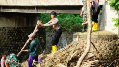 Pasca Banjir, Polres Ponorogo Bersama TNI dan Warga Bersihkan Sungai di Jembatan Tempuran