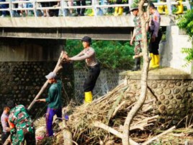 Pasca Banjir, Polres Ponorogo Bersama TNI dan Warga Bersihkan Sungai di Jembatan Tempuran