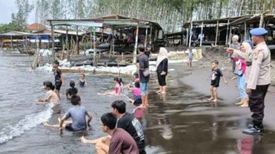 Polres Jember Siagakan Personel di Pantai Saat Operasi Lilin Semeru 2024, Antisipasi Bencana Hidrometeorologi