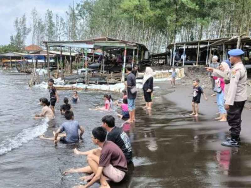 Polres Jember Siagakan Personel di Pantai Saat Operasi Lilin Semeru 2024, Antisipasi Bencana Hidrometeorologi