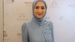 Desy Ratnasari, aktris dan penyanyi senior, kembali terpilih sebagai anggota DPR RI dari PAN. Perjalanan kariernya di dunia hiburan dan politik menginspirasi banyak orang.